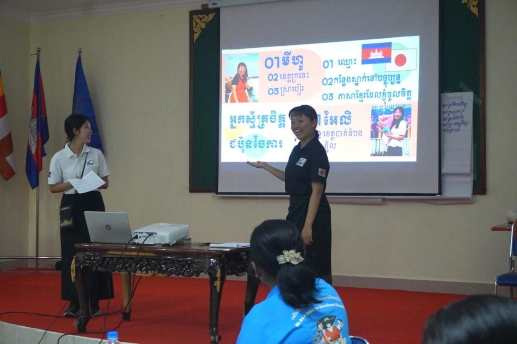 A JICA volunteer presents slides on teaching ideas to teachers in the workshop room